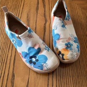 UIN Blue and Cream Floral Sneakers
